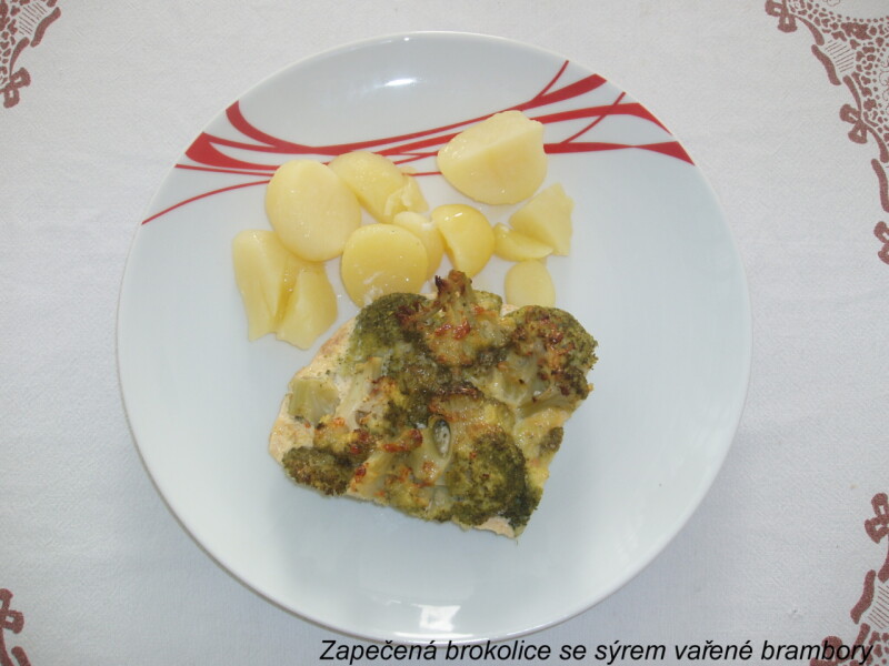 Zapečená brokolice se sýrem vařené brambory
